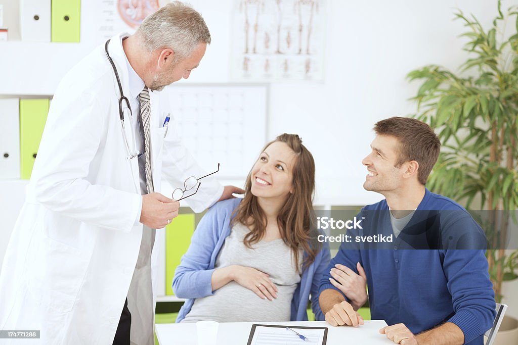 Mulher grávida com o marido no consultório médico. - Royalty-free Doutor Foto de stock