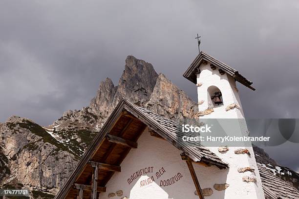 Cappella Al Passo Falzarego Dolomiti - Fotografie stock e altre immagini di Alpi - Alpi, Ambientazione esterna, Belluno