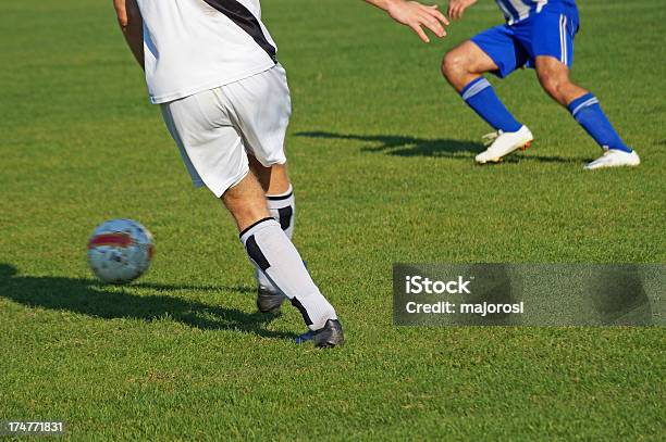 Giocatori Di Calcio In Azione - Fotografie stock e altre immagini di Abbigliamento sportivo - Abbigliamento sportivo, Adulto, Ambientazione esterna