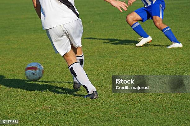 Jogadores De Futebol Em Ação - Fotografias de stock e mais imagens de Adulto - Adulto, Ao Ar Livre, Atacante de futebol