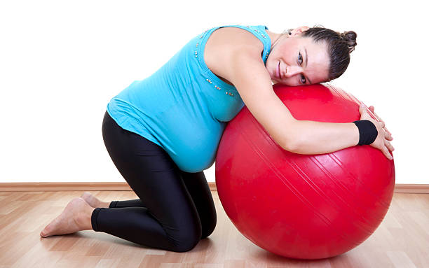 donna incinta con palla pilates - human pregnancy prenatal care relaxation exercise ball foto e immagini stock