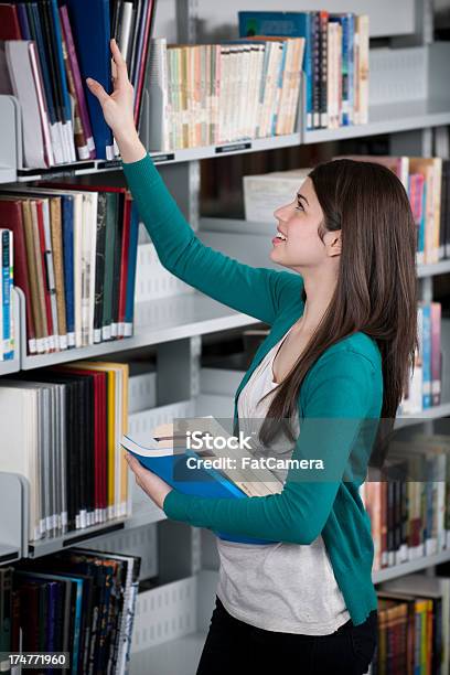 Biblioteca - Fotografias de stock e mais imagens de 16-17 Anos - 16-17 Anos, Adolescente, Adulto