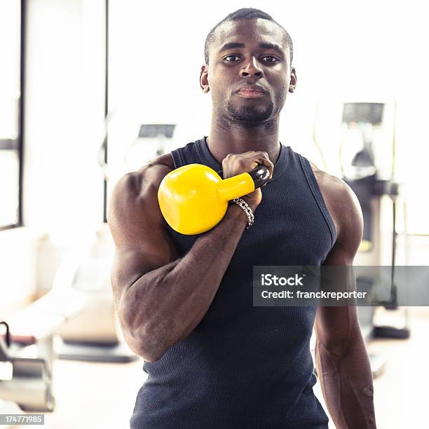 Foto de Homem Africano Fazendo Exercícios Em Uma Academia De Ginástica e mais fotos de stock de 20 Anos