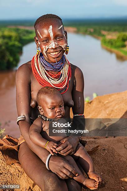 Donna Da Karo Con Il Suo Bambino Africa Etiopia - Fotografie stock e altre immagini di A petto nudo - A petto nudo, Accudire, Adolescente