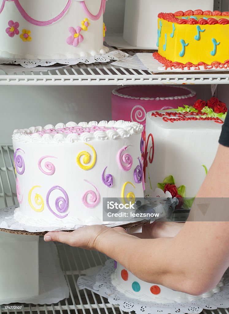 Colocar Una Porción De Torta En La Panadería Refrigerador Foto de stock y  más banco de imágenes de Adulto - iStock