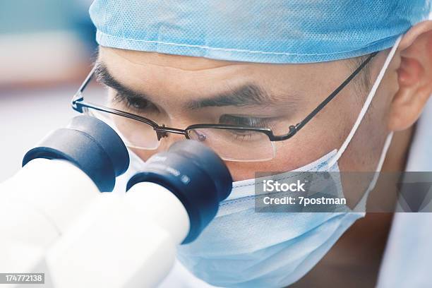 Scientific Forschung Stockfoto und mehr Bilder von Arbeiten - Arbeiten, Asiatischer und Indischer Abstammung, Ausrüstung und Geräte