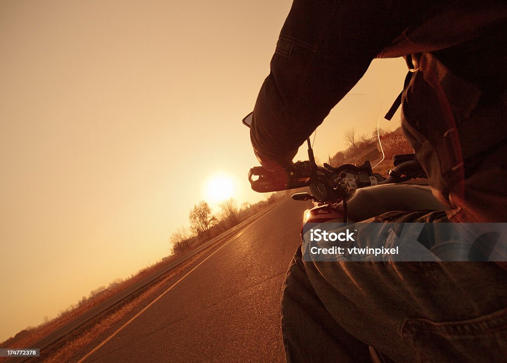 탑승형 오토바이 있는 해질녘까지 - 로열티 프리 모션블러 스톡 사진