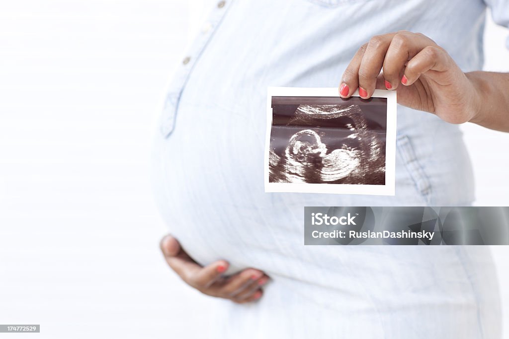 Femme enceinte heureuse, montrant Échographie de scanner. - Photo de Femmes libre de droits