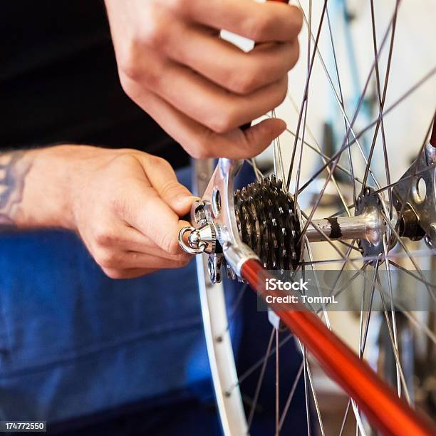 Mecánico En Una Tienda De Bicicletas Foto de stock y más banco de imágenes de Adulto - Adulto, Adulto joven, Alemania