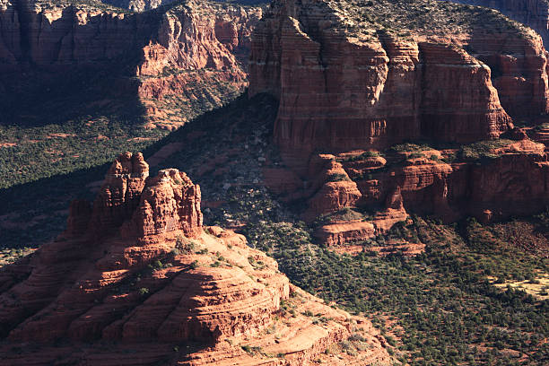 sedona bell rock courthouse butte - red rocks rock canyon escarpment imagens e fotografias de stock