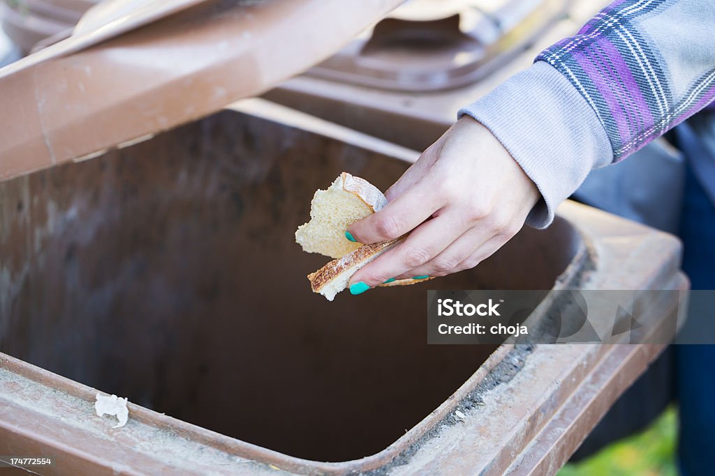 Lanciare pane fresco in pattumiera, waisting cibo - Foto stock royalty-free di Affamato