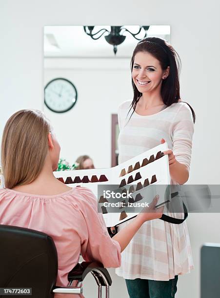 Foto de Cabelo Cor Para Você e mais fotos de stock de Escolher - Escolher, Mulheres, Palheta