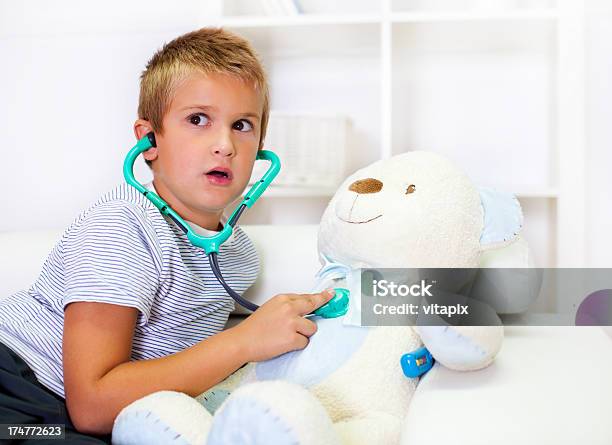 Pequeno Médico - Fotografias de stock e mais imagens de Fantasia de médico e enfermeira - Fantasia de médico e enfermeira, Rapazes, 6-7 Anos
