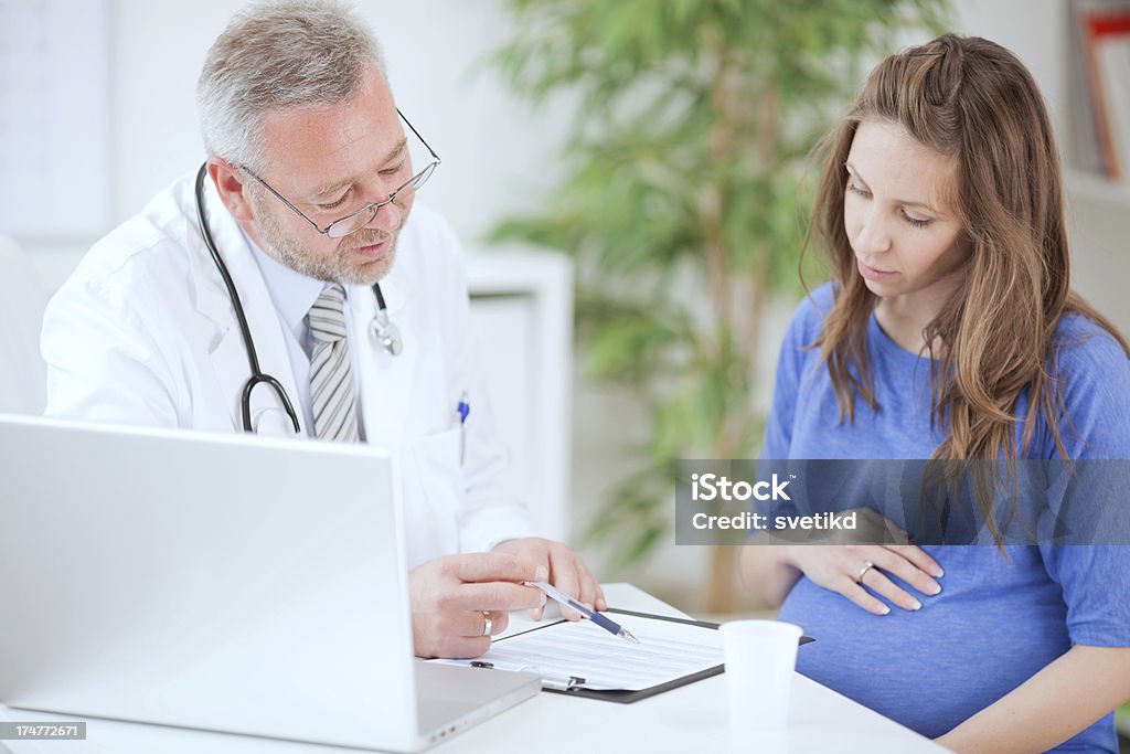 Kobieta w ciąży w gabinetach lekarskich. - Zbiór zdjęć royalty-free (30-39 lat)