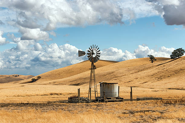 Alten Windmühle und Wasser-Tank-Top – Foto