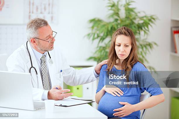 妊娠中の女性で医者のオフィスを通過します - 妊娠のストックフォトや画像を多数ご用意 - 妊娠, 医師, 女性