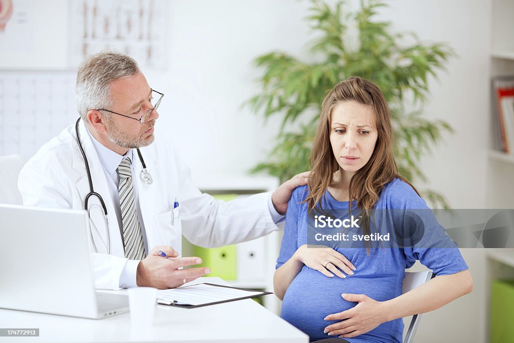 Беременная женщина в кабинет врача. - Стоковые фото Беременная роялти-фри