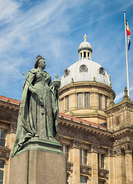 виктория королевы статуя в бирмингеме - birmingham west midlands town hall uk стоковые фото и изображения