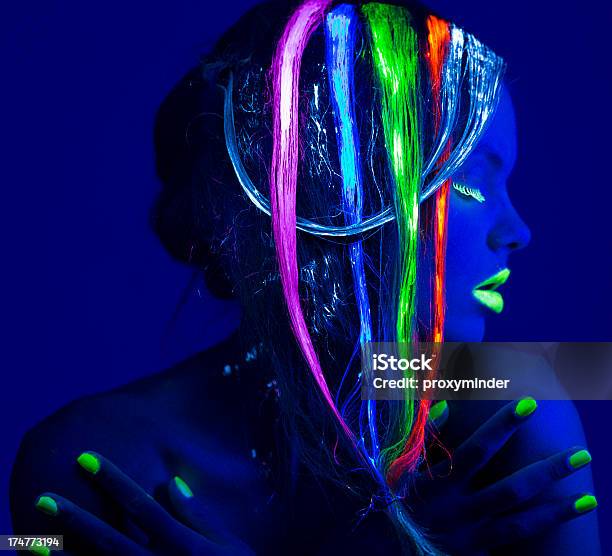 Foto de Retrato De Mulher Com Cabelo Brilhante Colorido Em Luz De Neon e mais fotos de stock de Adulto