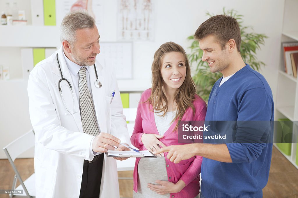 Schwangere Frau mit Mann im doctor's office. - Lizenzfrei Allgemeinarztpraxis Stock-Foto