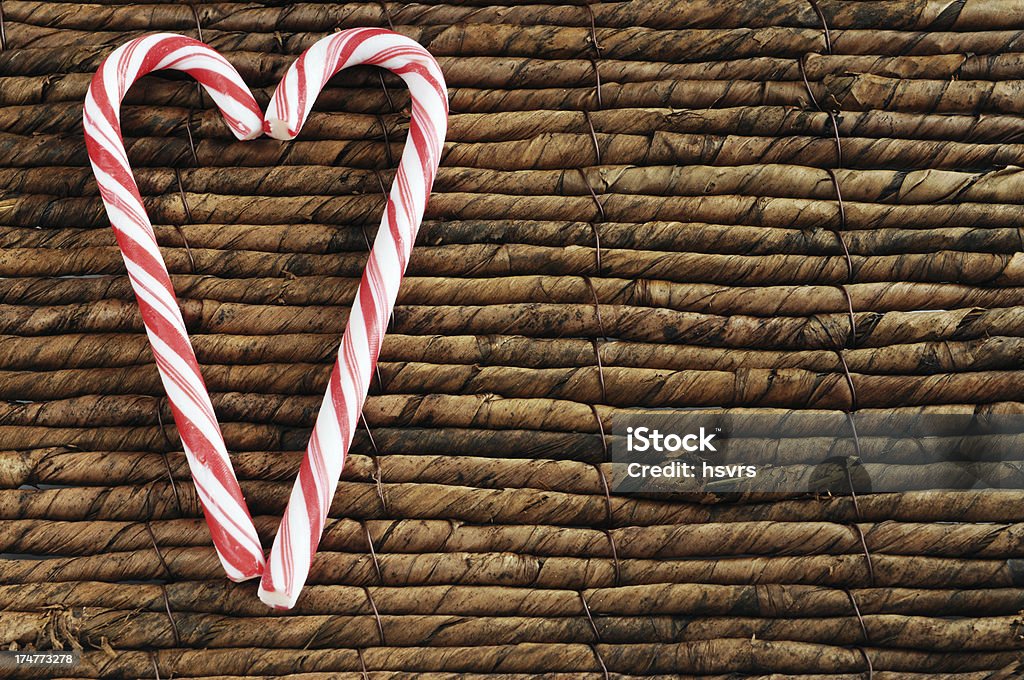 Zwei Zuckerstangen für Weihnachten am reed Hintergrund copyspace - Lizenzfrei Advent Stock-Foto