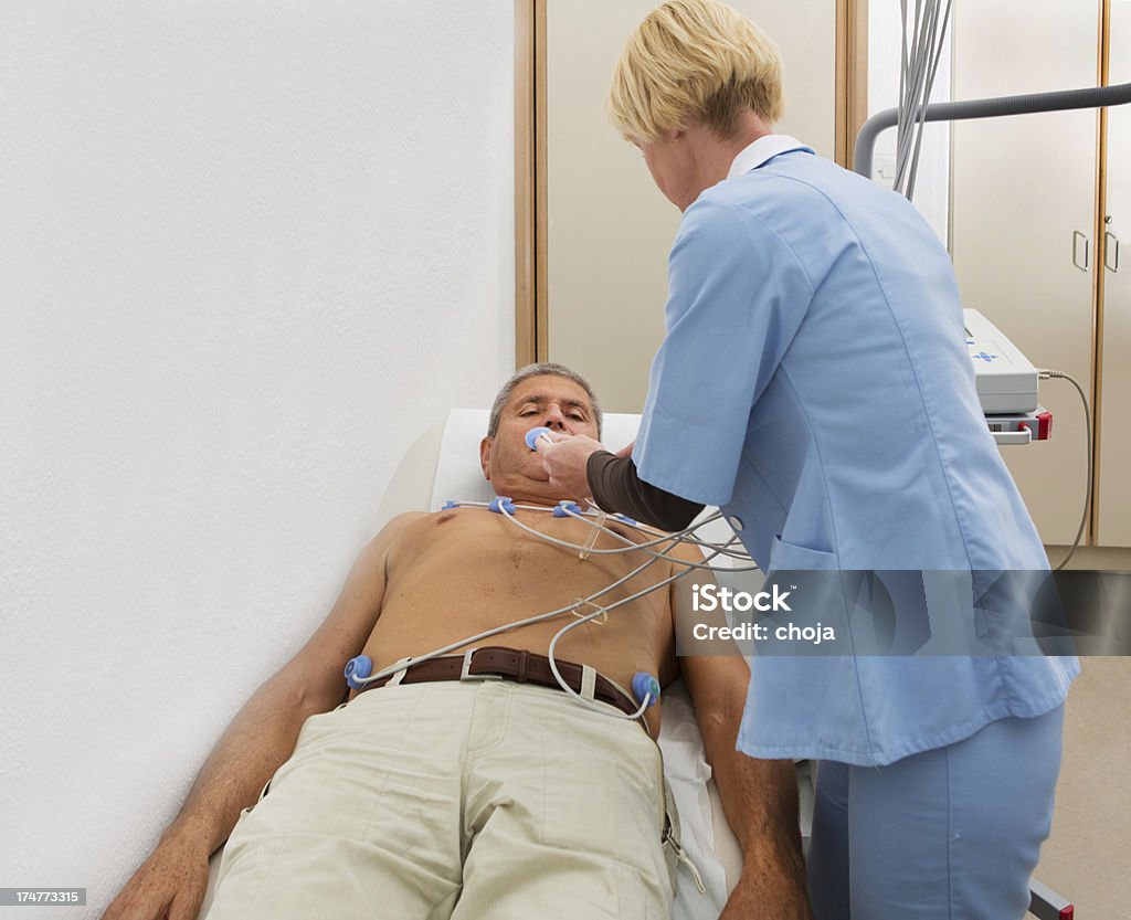 Electrocardiography.senior au Médecin et infirmière est activé ECG - Photo de Attaque cérébrale libre de droits