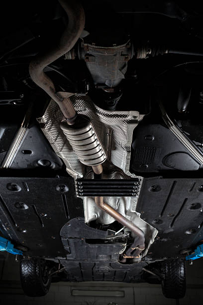 자동 수리점-현대적이다 자동차모드, 낮은 앵글타입 보기 - exhaust pipe oil change auto repair shop car 뉴스 사진 이미지