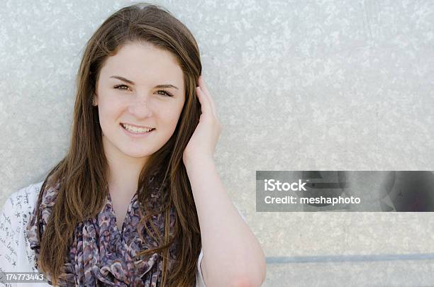 Foto de Menina Sorrindo Hispânico Feliz e mais fotos de stock de Adolescente - Adolescente, Adolescentes Meninas, Adolescência