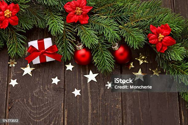 Foto de Decoração De Natal Com Espaço Para Texto e mais fotos de stock de Bola de Árvore de Natal - Bola de Árvore de Natal, Cartão de Felicitação, Comemoração - Conceito