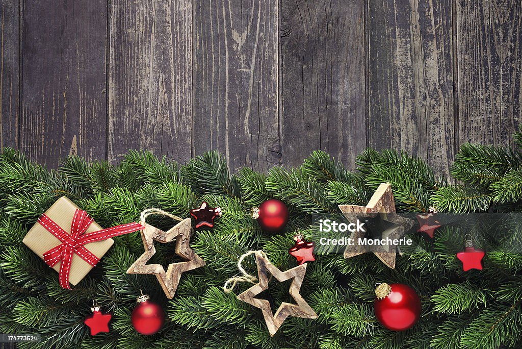 Guirlande de Noël sur bois rustique avec espace pour copie - Photo de Arbre libre de droits