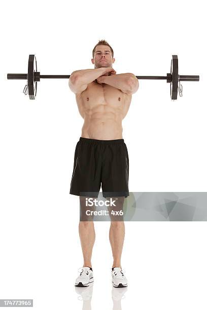 Bodybuilder A Levantar Pesos - Fotografias de stock e mais imagens de Exercitar - Exercitar, Homens, Tronco Nu