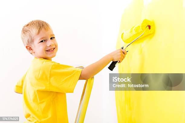 Rapaz Pintando A Parede - Fotografias de stock e mais imagens de Aluno de Jardim de Infância - Aluno de Jardim de Infância, Amarelo, Arte