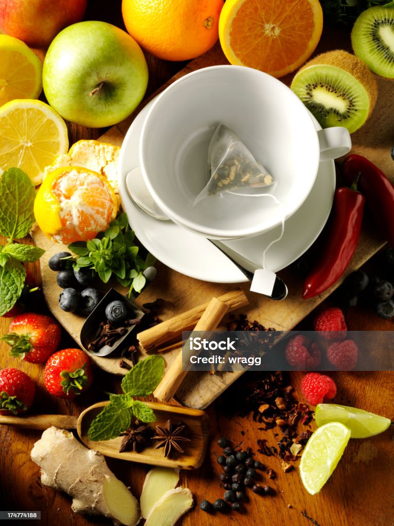 Torebki herbaty w Filiżanka oprawione poprzez świeże owoce - Zbiór zdjęć royalty-free (Bez ludzi)