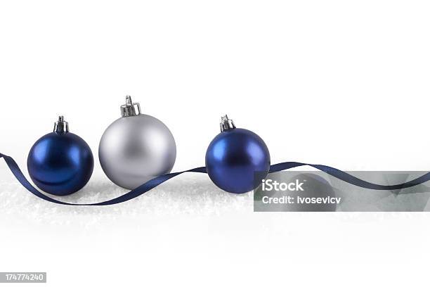 Bolas De Navidad Foto de stock y más banco de imágenes de Adorno de navidad - Adorno de navidad, Azul, Brillante