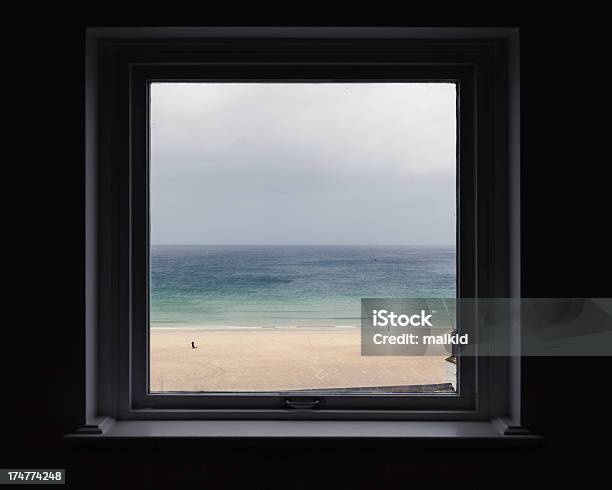 Cornualhas Beach Da Janela - Fotografias de stock e mais imagens de Ao Ar Livre - Ao Ar Livre, Areia, Azul