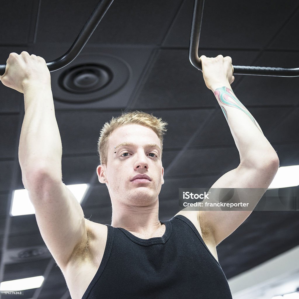 Chin-Ups auf einem Fitnessstudio - Lizenzfrei Afrikanischer Abstammung Stock-Foto