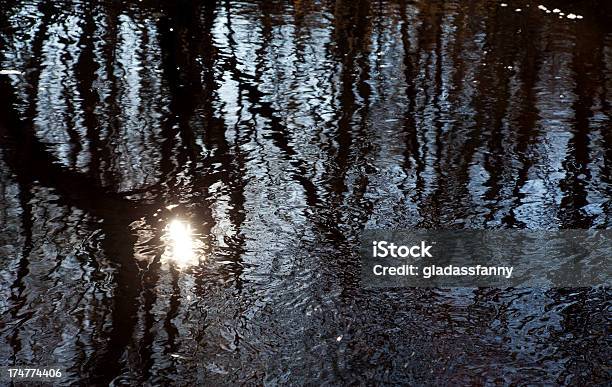 Sonne Spiegelt Sich Durch Dunkle Oberfläche Des Wassers Stockfoto und mehr Bilder von Abstrakt