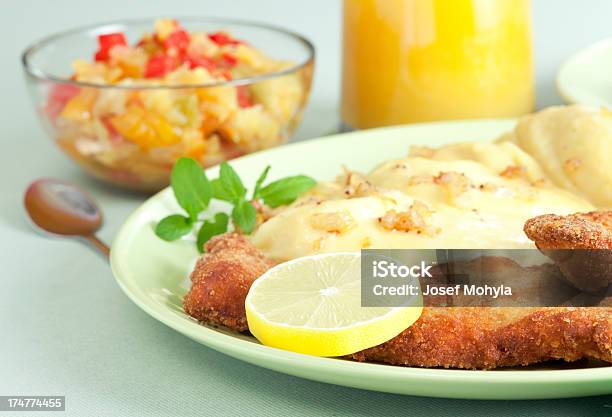 Photo libre de droit de Escalope De Veau Panée Et Purée De Pommes De Terre banque d'images et plus d'images libres de droit de Aliment - Aliment, Aliment frit, Assiette