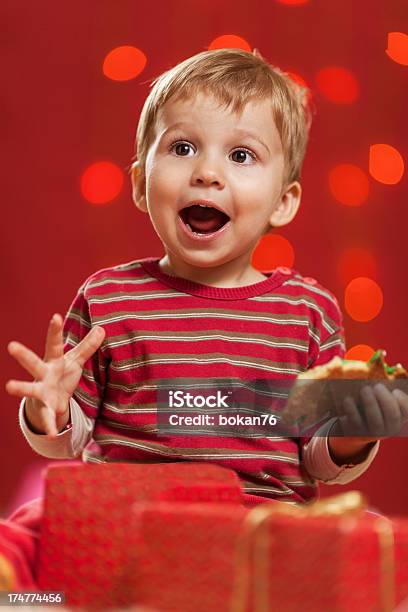 Eröffnung Weihnachtsgeschenke Stockfoto und mehr Bilder von Geschenk - Geschenk, Kind, Öffnen