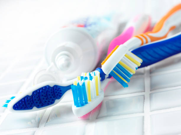 szczoteczka do zębów i pasty do zębów - toothbrush pink turquoise blue zdjęcia i obrazy z banku zdjęć