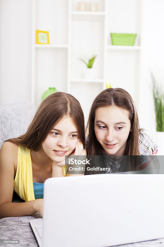 preteen deux filles à l'aide d'un ordinateur portable. - Photo de Activité libre de droits