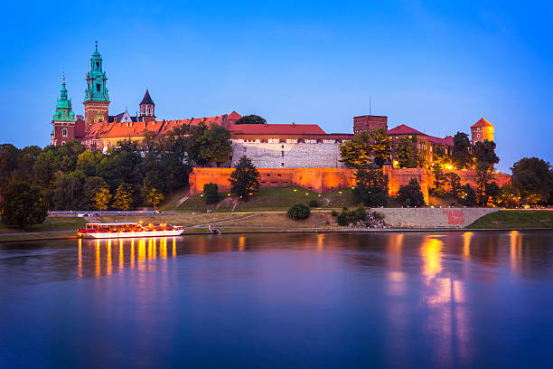 royal castello di wawel a cracovia, polonia - fiume vistola foto e immagini stock