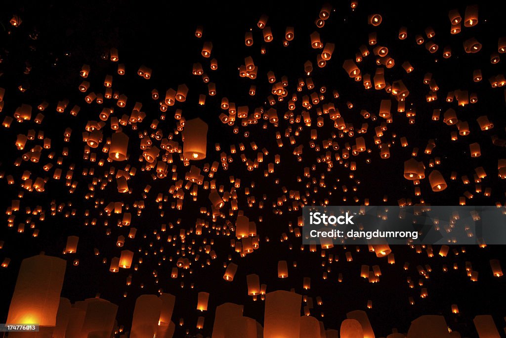 Flying lantern en loy Krathong Festival provincia de Chiang Mai, Thailand - Foto de stock de Asia libre de derechos