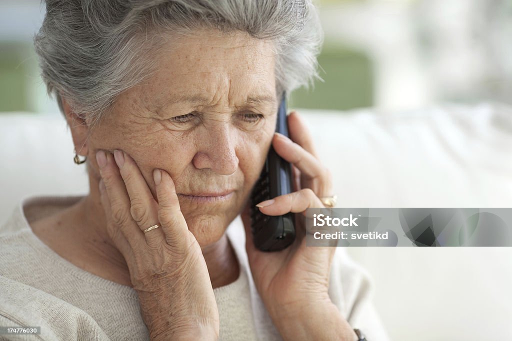 Старший женщина на телефоне на дому - Стоковые фото Использовать телефон роялти-фри