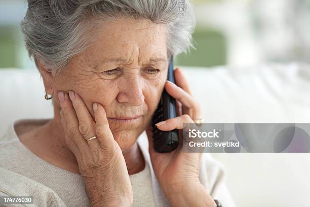 Старший Женщина На Телефоне На Дому — стоковые фотографии и другие картинки Использовать телефон - Использовать телефон, Пожилые женщины, Обеспокоенный