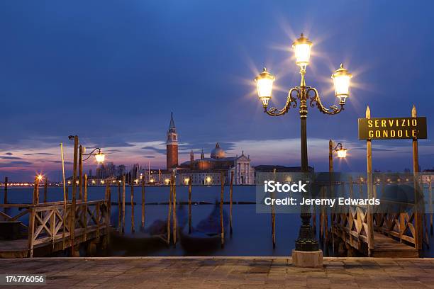 Gondolas San Giorgio Maggiore En El Fondo Venecia Italia Foto de stock y más banco de imágenes de Agua