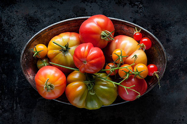 tomates em uma tigela de metal escurecido - heirloom tomato organic tomato rustic - fotografias e filmes do acervo