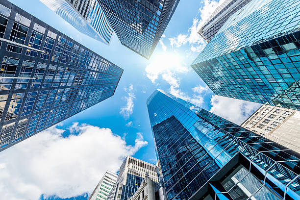 голубой манхэттен skyscapers уолл-стрит нью-йорк - wall street finance skyscraper business стоковые фото и изображения