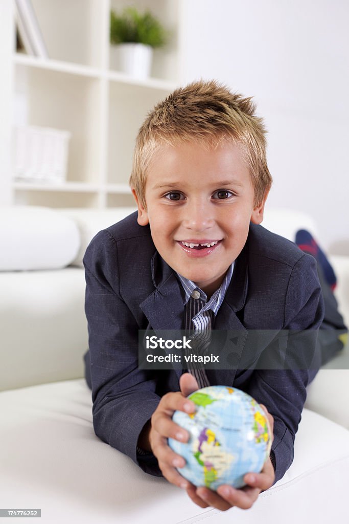 Feliz garoto segurando um globo com - Foto de stock de 6-7 Anos royalty-free