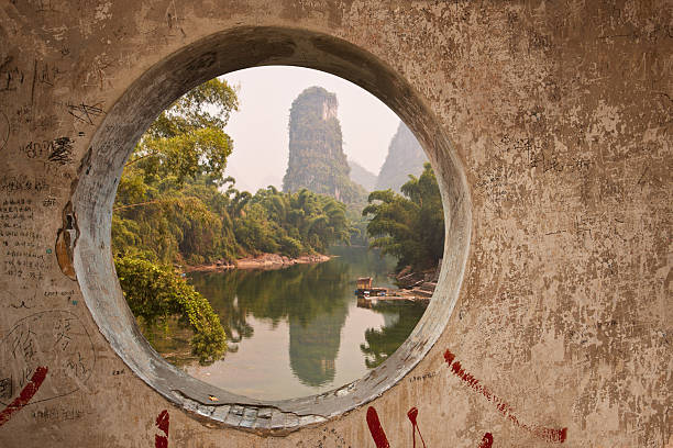 rivière lee à travers un trou de yangshuo - rivière lee photos et images de collection